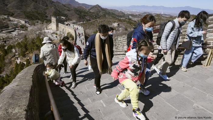 Tourists wearing face masks on the Great Wall of China - Lonely Places (picture-alliance/dpa/Kyodo)
