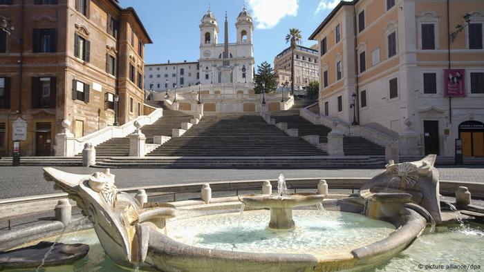 View of Bernini's Barcaccia Fountain in front of the deserted Spanish Steps in Rome - Lonely Places (picture alliance/dpa)
