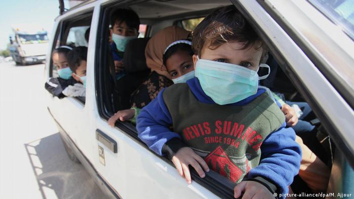 Mittlerer Osten Gaza Menschen mit Mundschutz