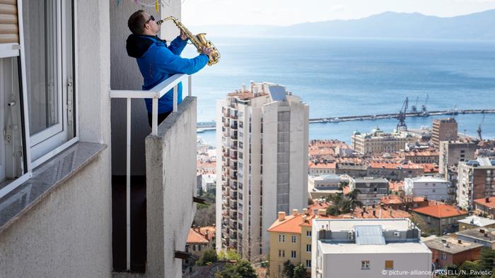 Kroatien - Davor Krmpotic übt Saxophon auf dem Balkon (picture-alliance/PIXSELL/N. Pavletic)