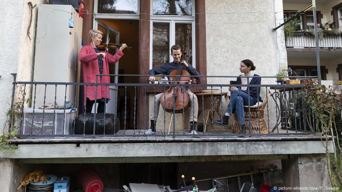 Freiburg | Mitglieder des Freiburger Barockorchesters spielen auf dem Balkon (picture-alliance/dpa/P. Seeger)