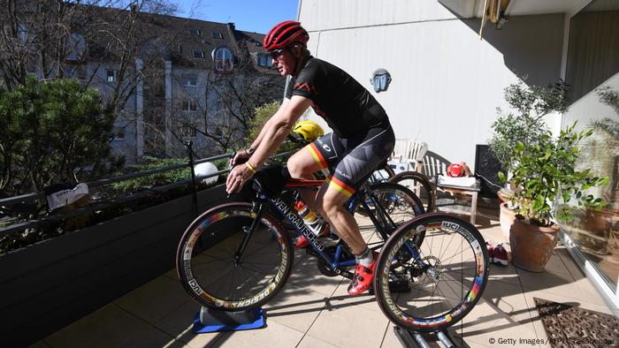 Dortmund | Hans-Peter Durst trainiert auf dem Balkon (Getty Images/AFP/I. Fassbender)