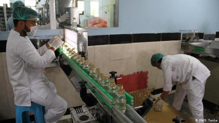 Afghanistan Ovisen Pharma Herstellung von Desinfektionsmitteln (DW/S. Tanha)