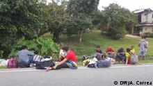 Venezolaner gehen von Kolumbien zurück nach Venezuela
Gruppe am Straßenrand.
Copyright: Alexandra Correa, DW.