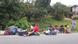 Grupo de venezuelanos na Colômbia descansa na beira da estrada, durante caminho de volta à Venezuela Grupo de venezuelanos na Colômbia descansa na beira da estrada, durante caminho de volta à Venezuela