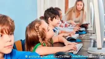 Symbolbild Grundschulkinder & Computer