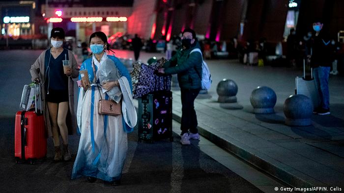 Puluhan Ribu Orang Tinggalkan Wuhan Setelah Lockdown Dicabut Dunia Informasi Terkini Dari Berbagai Penjuru Dunia Dw 08 04 2020