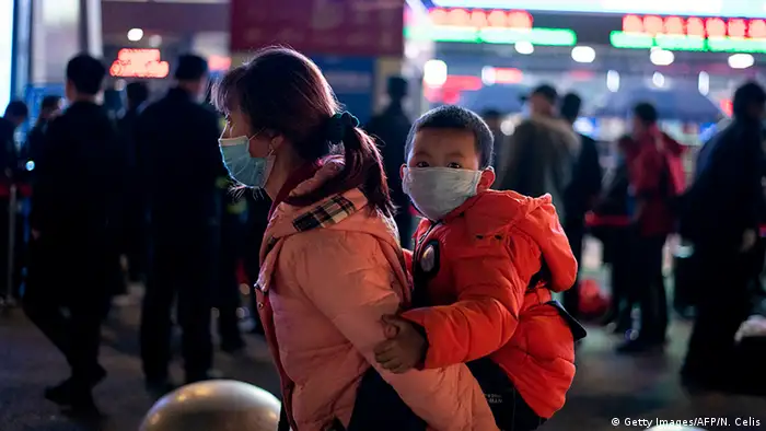 China Wuhan | Coronavirus | Bahnhof, Reisende verlassen die Stadt