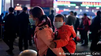 China Wuhan | Coronavirus | Bahnhof, Reisende verlassen die Stadt