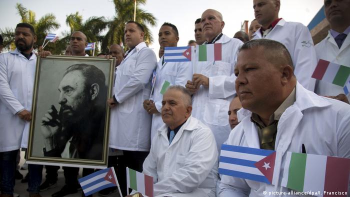 Médicos cubanos antes de partir hacia Italia el 21 de marzo de 2020 en donde ayudaron a los nacionales durante los días más duros de la pandemia. 