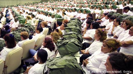 Médicos cubanos en el Palacio de Convenciones de La Habana 