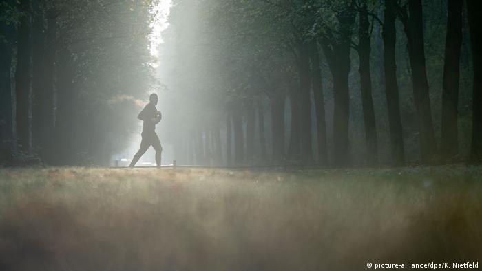 Людина біжить у парку, долаючи за допомогою руху непевність у тумані майбутнього