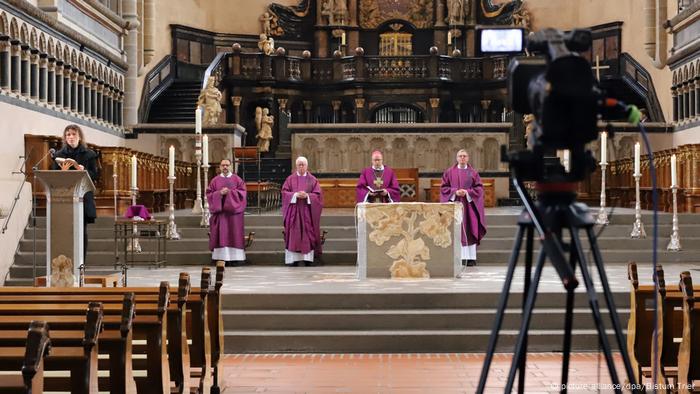 Religious Celebrations In The Time Of Coronavirus World Breaking News And Perspectives From Around The Globe Dw 10 04 2020