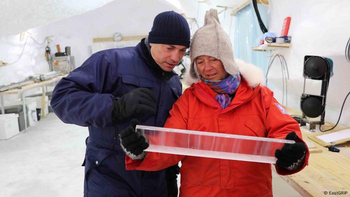 La profesora Dorthe Dahl-Jensen, con el exministro de Investigación danés Tommy Ahler.