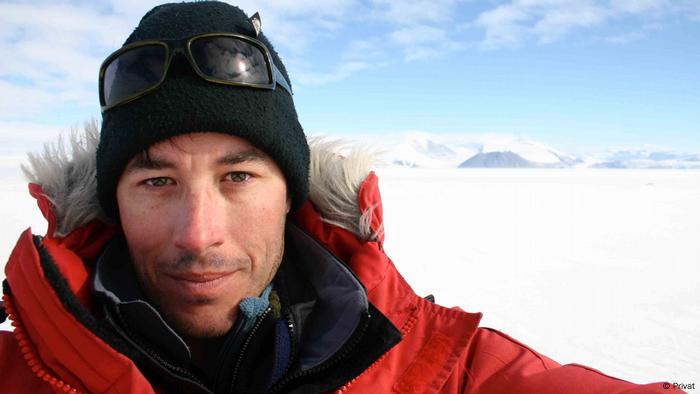 El Dr. Jan Mankoff espera reparar el equipo de monitoreo en Groenlandia.
