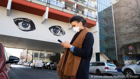 Deutschland Berlin | Coronavirus | Frau mit Smartphone