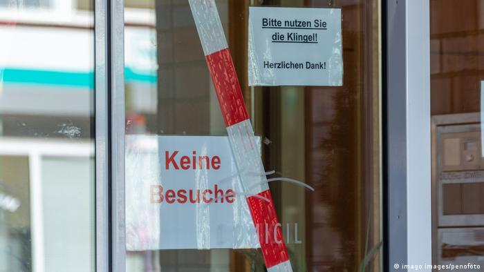 No se permiten visitas, reza un cartel en la entrada de un hogar para ancianos en Kiel, Alemania.