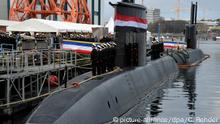 ARCHIV - 12.12.2016, Schleswig-Holstein, Kiel: Besatzungsmitglieder stehen auf der Werft von ThyssenKrupp Marine Systems bei der Übergabe eines neuen U-Bootes an die Marine der Arabischen Republik Ägypten auf dem Boot S-41 der Klasse 209/1400. Die Bundesregierung hat dem Rüstungsunternehmen ThyssenKrupp Marine Systems die Lieferung eines U-Boots an Ägypten und von vier Kriegsschiffen an Israel genehmigt. Foto: picture alliance / Carsten Rehder/dpa +++ dpa-Bildfunk +++ | Verwendung weltweit
