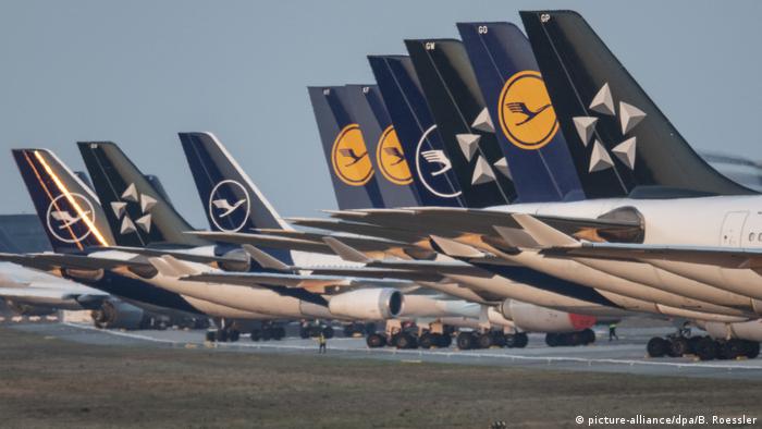 Geparkte Lufthansa-Maschinen auf dem Rhein-Main-Airport