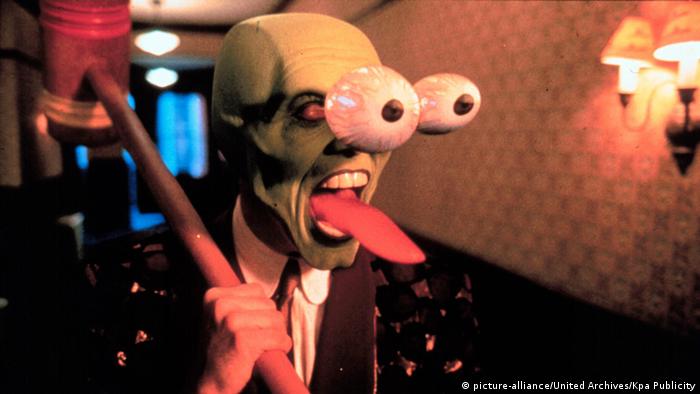 Обличчя сюжету
Нове обличчя - маска, все змінює. Її перевтілювальну силу охоче використовує і кінематограф. Джим Керрі в кінокомедії Маска (1994 рік) перетворюється за допомогою чарівної маски з невдахи на супергероя.