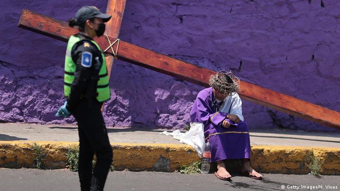 Foto de policía mexicana con una persona que dramatiza la pasión de Cristo