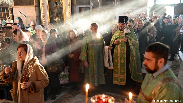 Православные верующие в одном из омских храмов накануне Вербного воскресенья 11 апреля 2020 года. 