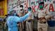 Indien | Coronavirus: Sanitäter misst Temperatur von Polizeiheinheiten in Ahmedabad Indien | Coronavirus: Sanitäter misst Temperatur von Polizeiheinheiten in Ahmedabad