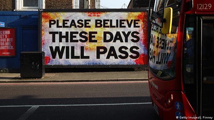 Ein Schild in London mit der Aufschrift: Bitte glaubt daran, dass diese Zeit vorüber geht
