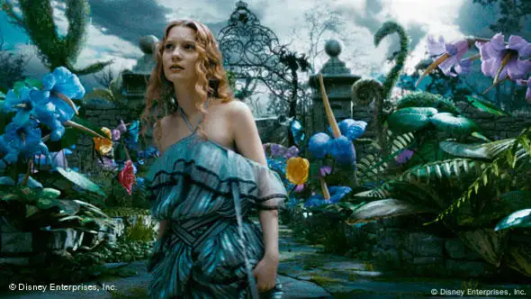 Junge Frau im Fantasiegarten - Szene aus "ALICE IN WONDERLAND" (Foto Walt Disney)