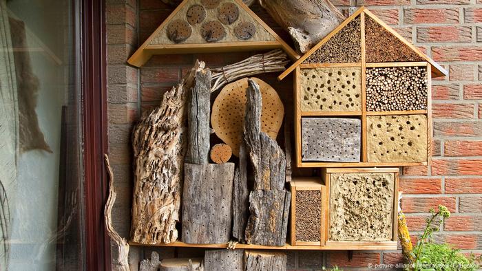 Insektenhotel auf einem Balkon