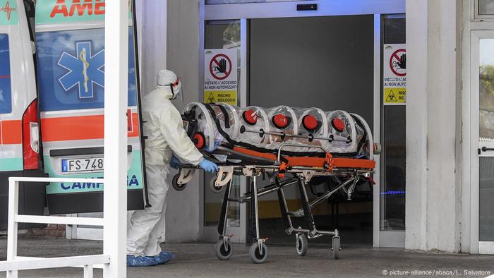 Italien Neapel | Coronapatient wird ins Cotugno Krankenhaus gegebracht
