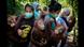 Frauen mit Mundschutz tragen Orang Utans | Alain Schroeder Frauen mit Mundschutz tragen Orang Utans | Alain Schroeder
