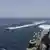 Иранский катер возле американского корабля в Персидском заливе