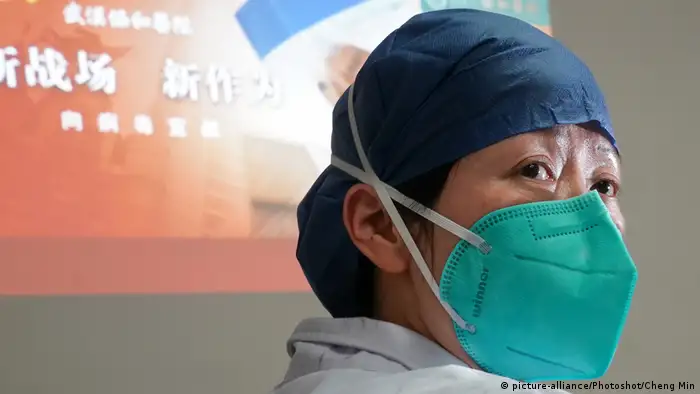 China Corona-Pandemie Ärztin mit Mundschutz