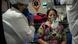 Mulher com respirador é tratada por médicos Mulher com respirador é tratada por médicos