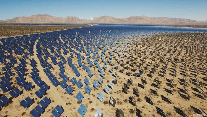 Un campo lleno de paneles solares. 