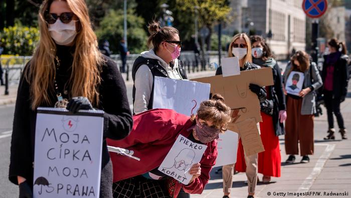 Protesta contra el recrudecimiento de las leyes restrictivas sobre el aborto en Polonia.
