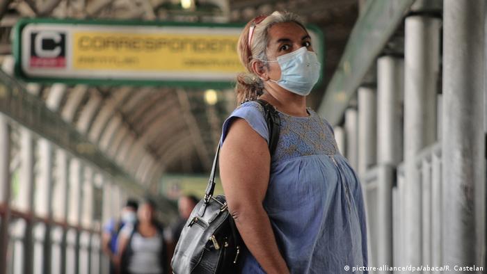 В Мексико защитните маски са задължителни при излизане