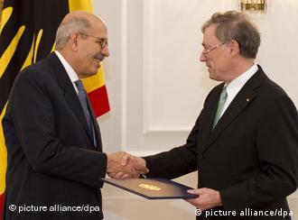 الرئيس الألماني هوررست كولر يسلم الدكتور محمد البرادعي وسام الاستحقاق الكبير