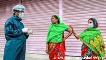 Bangladeshi journalist interviews two women.
Foto: Harun-ur-Rashid Swapan / DW