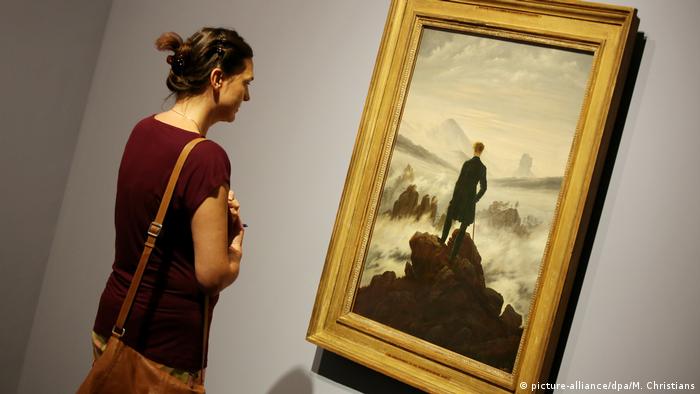 Eine Frau steht in einem Museum vor Caspar David Friedrich Wanderer über dem Nebelmeer 