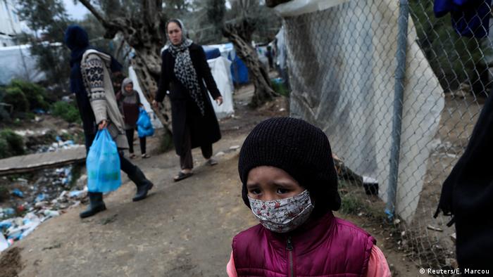 Griechenland Lesbos | Kind mit Mundschutz im Moria Camp