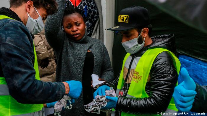 Griechenland Lesbos | NGOs verteilen handgemachte Schutzmasken gegen die Ausbreitung des Coronavirus