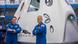 Los astronautas Bob Behnken (izq.) y Dough Hurley al lado de la nave Crew Dragon Los astronautas Bob Behnken (izq.) y Dough Hurley al lado de la nave Crew Dragon
