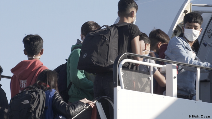 Menores no acompañados parten desde Atenas hacia Alemania. (18.04.2020)
