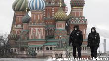MOSCOW, RUSSIA - APRIL 18, 2020: Police officers seen in Red Square during the ongoing COVID-19 coronavirus pandemic. Russian President Vladimir Putin expanded non-working period till April 30, 2020 to prevent the spread of the COVID-19 coronavirus infection. Alexander Shcherbak/TASS PUBLICATIONxINxGERxAUTxONLY TS0D62E5