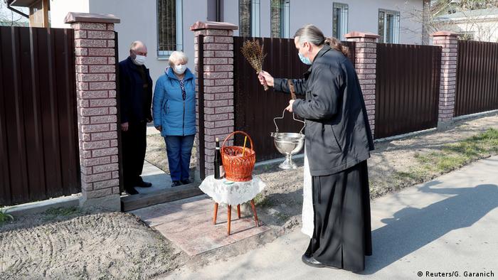 Освячення великодньої паски в часи коронавірусу в селі Бузова, що під Києвом