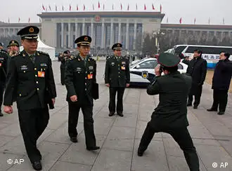 军方两会代表在人民大会堂前拍照留念