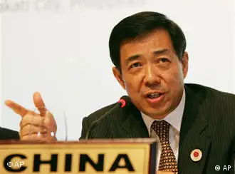FILE-In this Aug. 26, 2007 file photo, then China's Minister of Commerce Bo Xilai gestures during a news conference with ASEAN Trade Ministers and their Dialogue Partners at the conclusion of the 39th ASEAN Economic Ministers Meeting in Makati city, east of Manila, Philippines. China's ruling elite gather this week for the year's biggest political event and the buzz is mainly about one particularly savvy player, the son of a revolutionary who's reaped national acclaim by targeting gang leaders and corrupt police. Chongqing Communist Party boss Bo Xilai is riding a wave of popularity for the anti-gang crusade in the boisterous Yangtze River city that saw dozens of law enforcement officials arrested for collusion. State media have gushed about Bo's resolve in editorials. (AP Photo/Bullit Marquez, File) ** zu unserem Korr. **