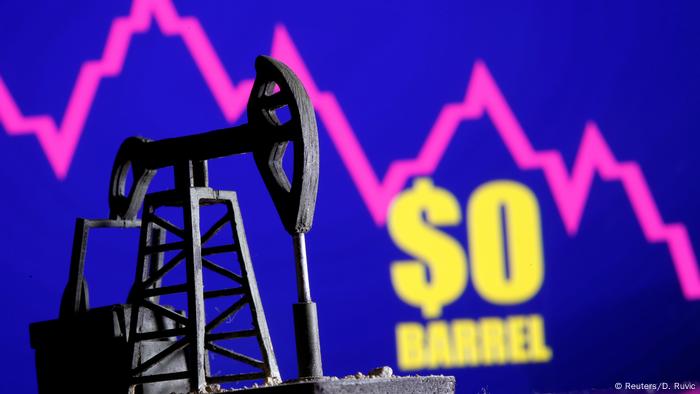 El precio del petróleo se desploma en EE. UU.